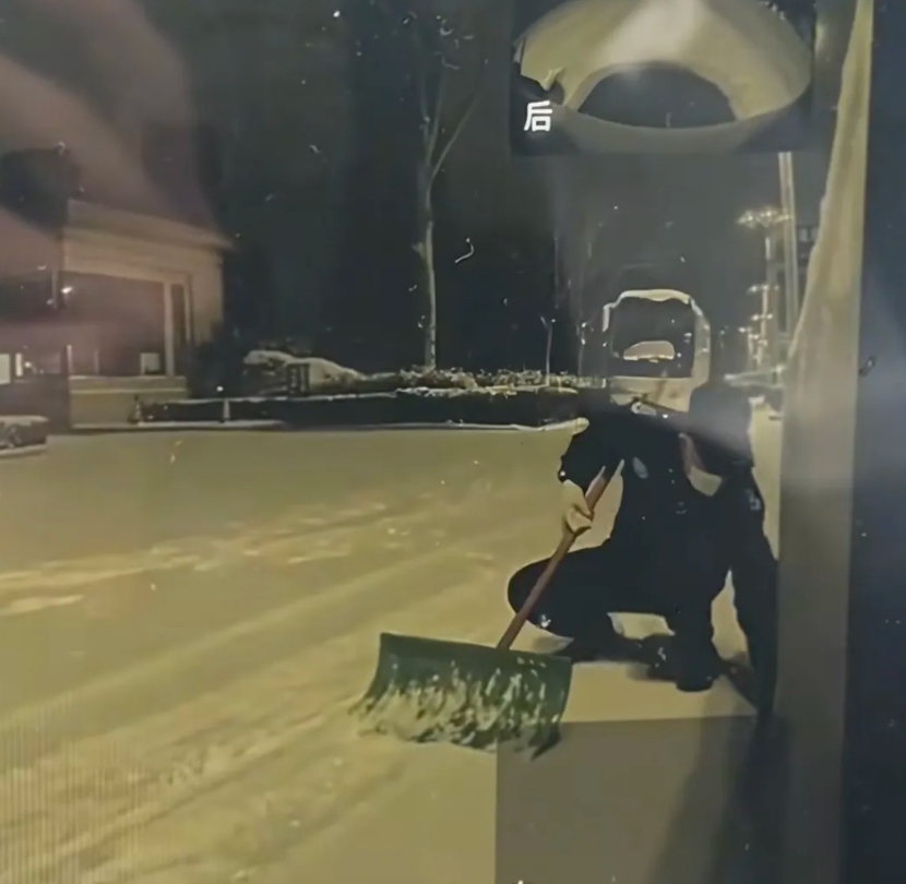 车主晚上停车在路边，车辆哨兵模式拍下保安放置三角钉扎胎。

2月6日，山东烟台。