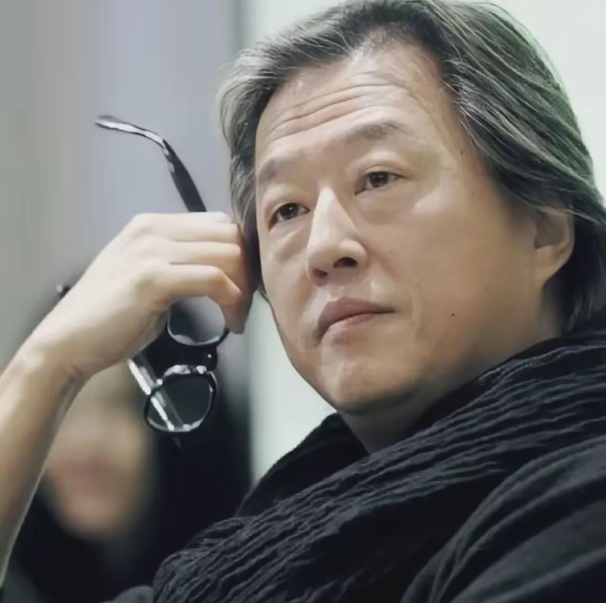 王伟忠是大小S的经纪人，也是她们的干爹。这关系有点复杂，经纪人加干爹，娱乐圈真是
