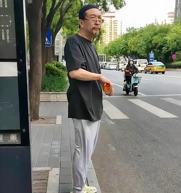 北京某公交站，年近古稀的明星毕彦君，被网友偶遇街拍。“林黛玉”陈晓旭的前夫，胡子