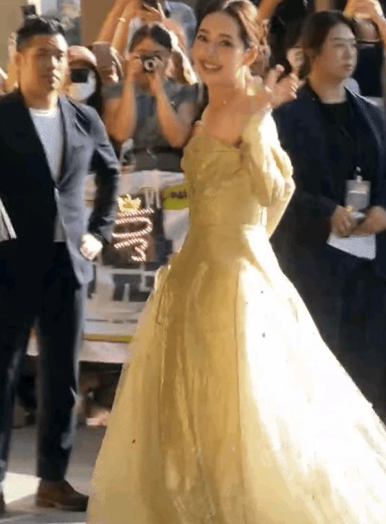 郭碧婷从模特跨界演艺圈，凭借清新形象圈粉无数。40岁的她近日在澳门亮相，身着金色