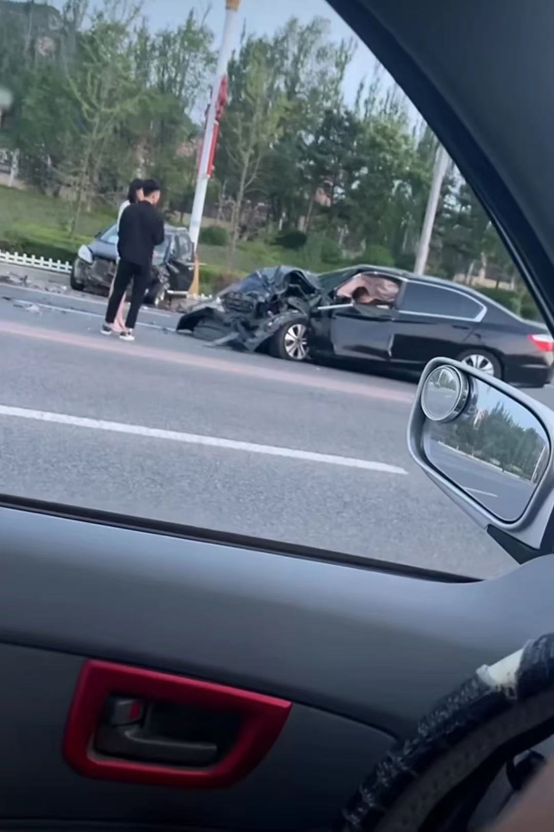 美女看呆了，这是发生了什么哈哈哈哈哈哈