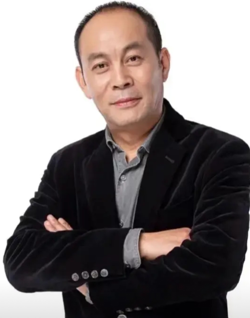 张光北说，当初拍《三国演义》我和唐国强，是一类演员，片酬250元一集！一年不停的