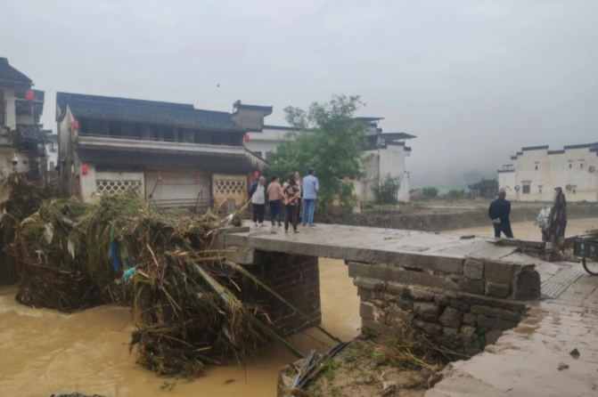 就徽州区呈坎镇来说，是天灾，也是人祸，天灾是老天爷不停地下雨，人祸是人为改变了可