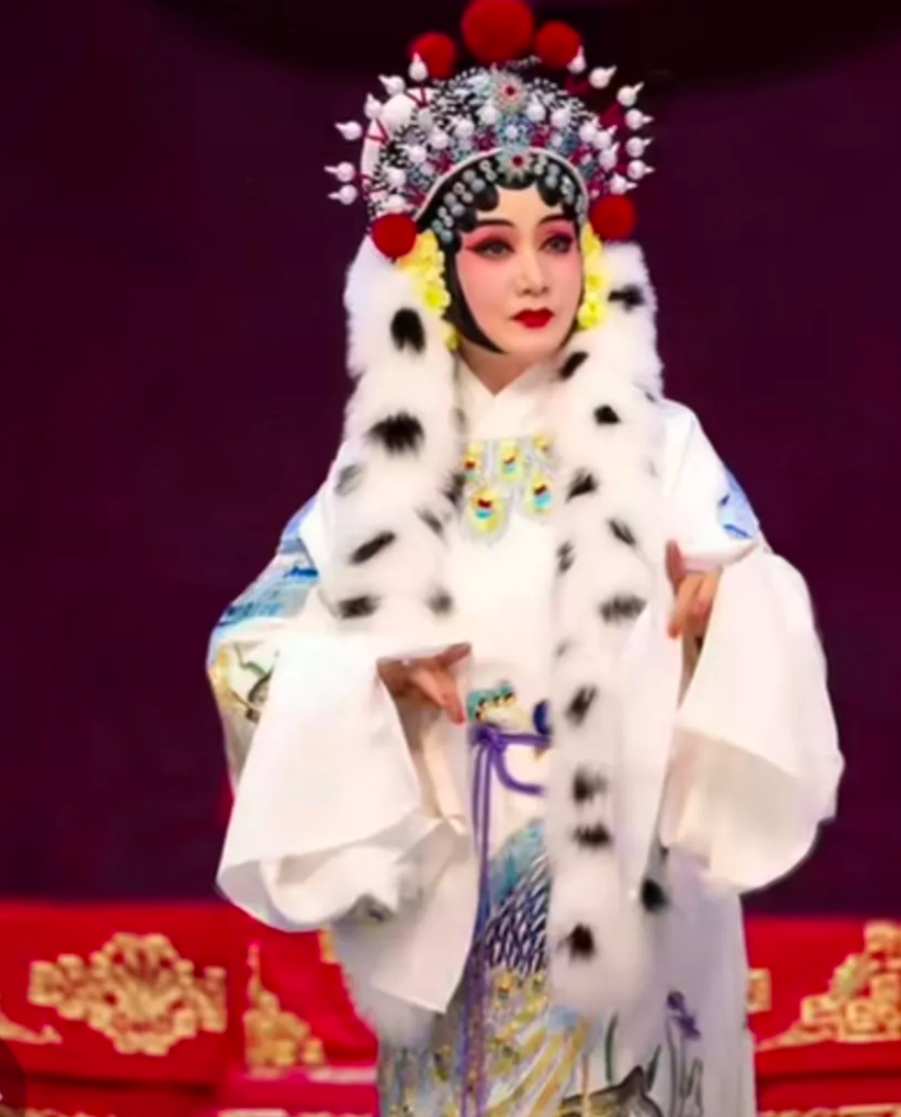 江苏取消了刘桂娟的演出。
有的人可能不知道刘桂娟是谁，她是一个京剧演员，她可以说