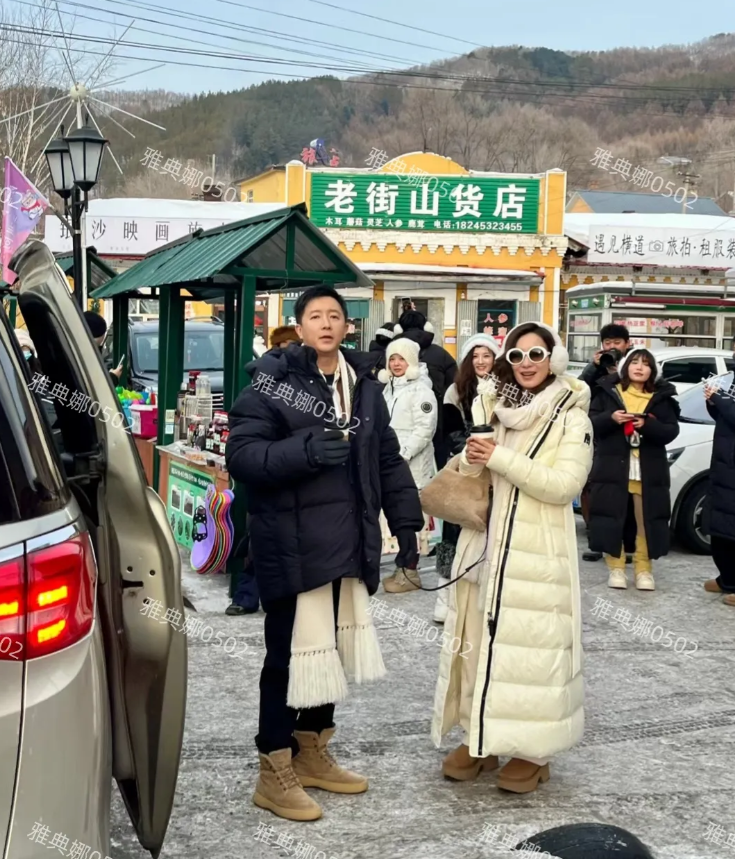 横道河子偶遇韩庚卢靖姗夫妇，卢靖姗这次是陪老公回东北老家过年，她很有亲和力，本人