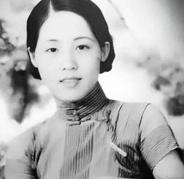 1914年，27岁军官要给14岁妓女赎身，老鸨要3万赎金，他正要付钱，却被青楼女
