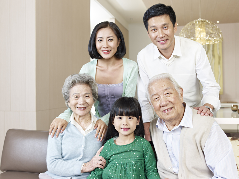 婆婆赚钱养家，儿媳妇在家带孩子！