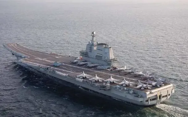 1.1万美军、3艘航母集结西太平洋，美国拉开阵势想对中国动真格？
 
为维护美国