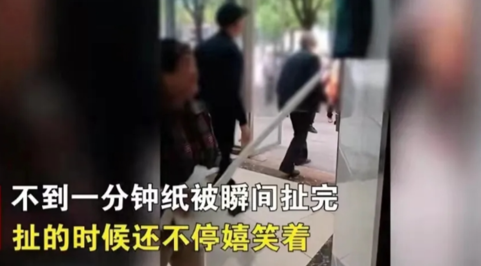 2023年4月21日，重庆一公厕的工作人员刚放好一大卷卫生纸，被大妈大爷看到，于