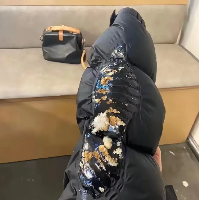 家人们谁懂啊！闺女花2000大洋给我买的羽绒服，满心欢喜才穿了一回，不小心弄脏了