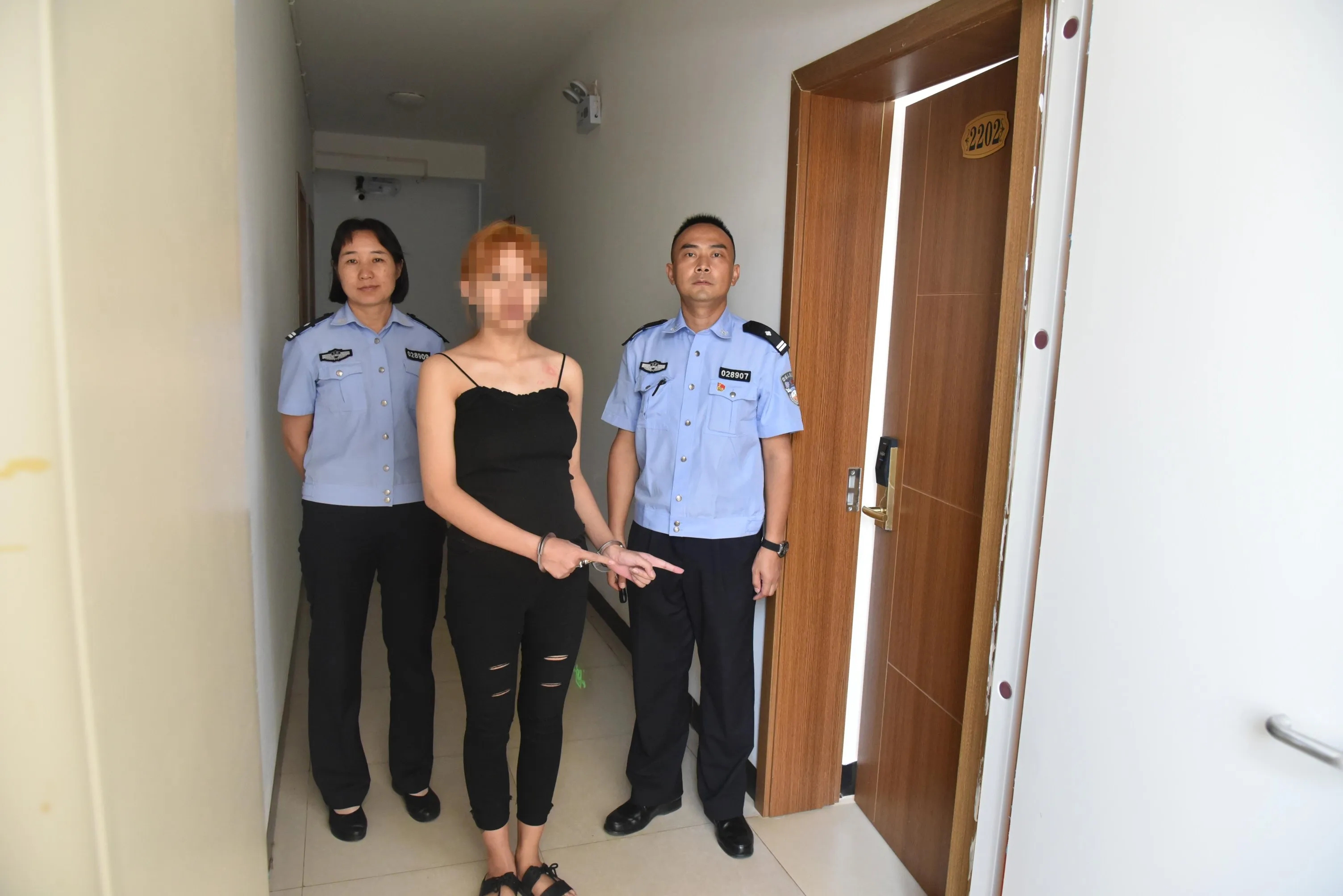 云南丽江，西藏支教大学生到丽江旅游时，与失足女约定以50元交易，期间双方发生口角