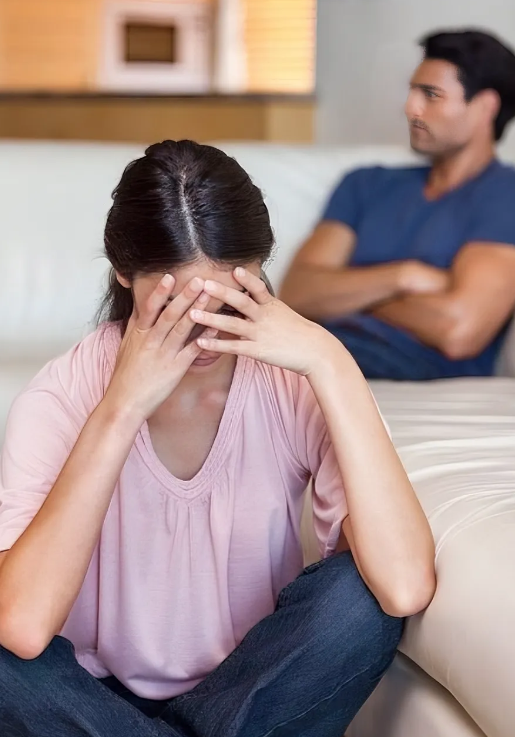 一位中年男士的泪水道出了他复杂的婚姻困境。他试图挽回的，不仅是妻子，更是对过去美