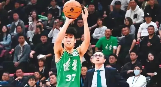 CBA赛场的两大风暴，辽宁队都有点落套
今年的CBA赛场，刮起了两大风暴，一是外