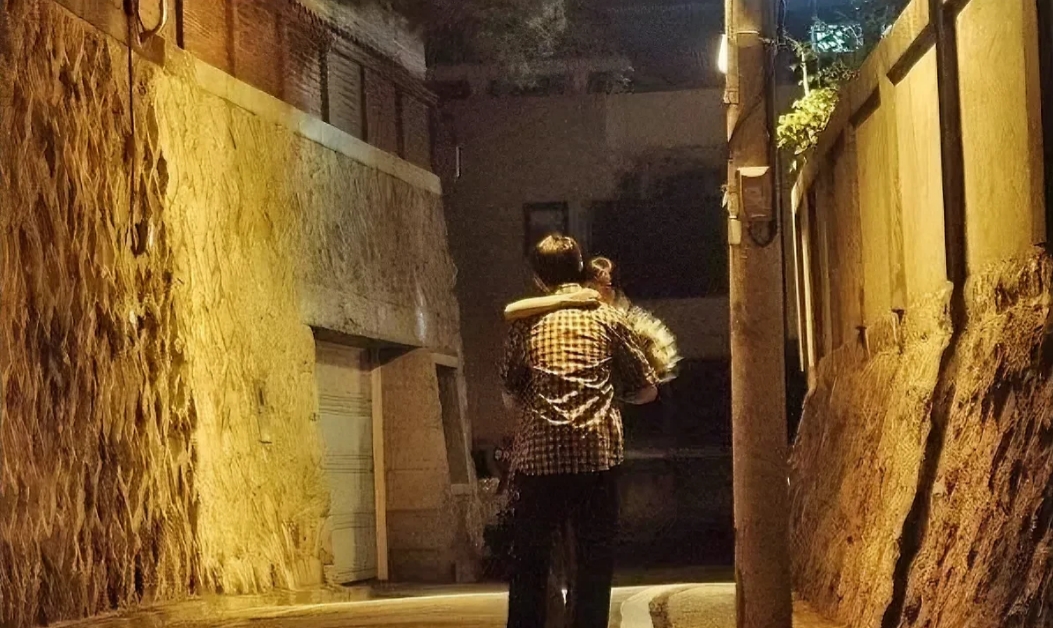 河南，一男子深夜接妻子下班，岂料，路过昏暗的路灯下，发现两个人影抱在一起，男子定