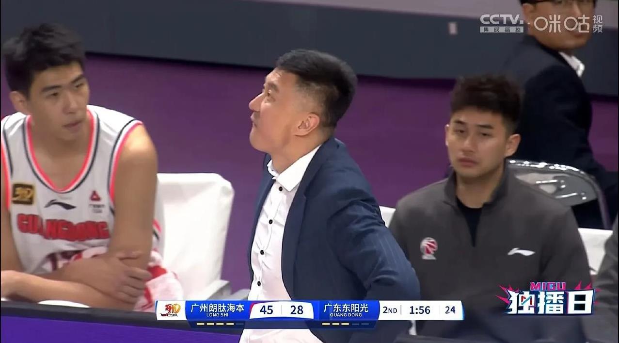 杜锋意难平！有郭艾伦复出打老对手宏远毫无手软，宏远又创纪录半场29分，别看郭艾伦