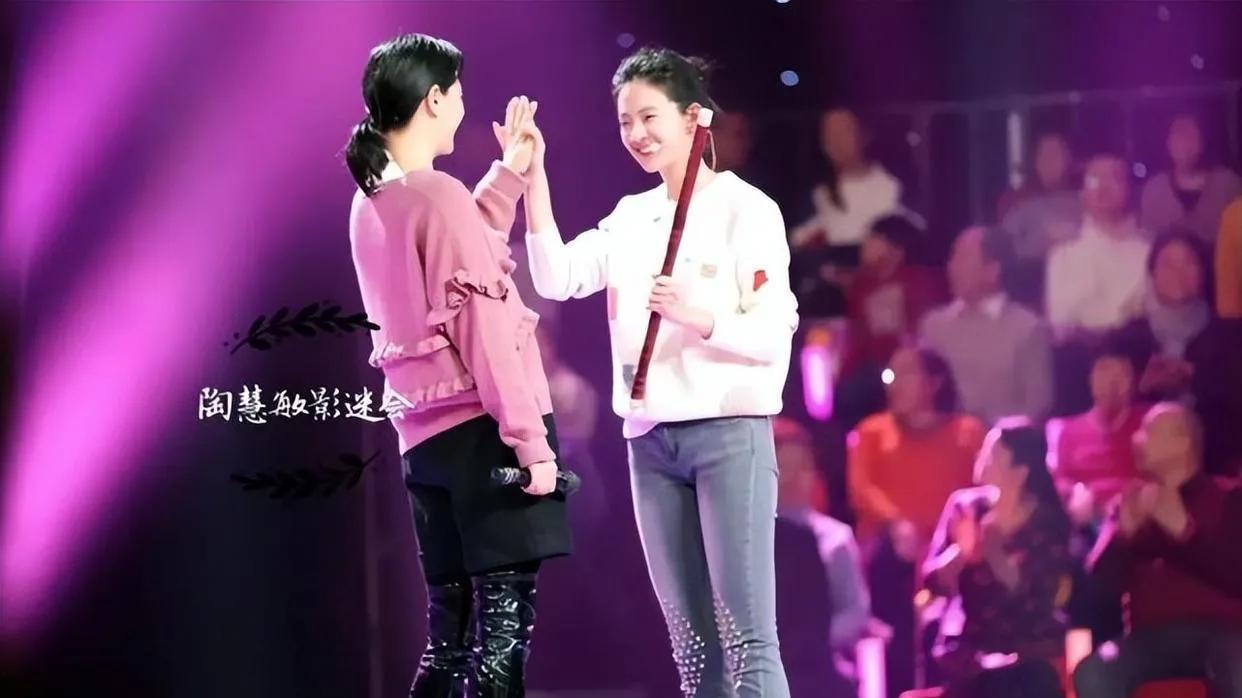 国家一级演员陶慧敏与老公、女儿的合影，女儿长得非常清纯甜美可爱，可以直接出道校园