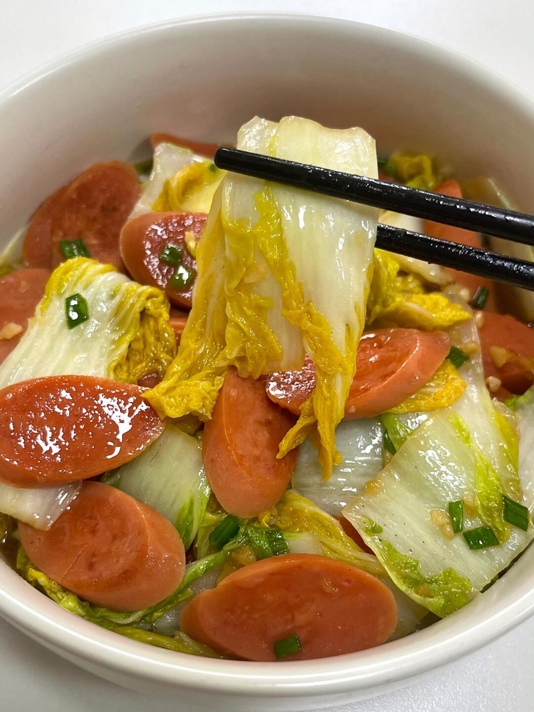 娃娃菜炒火腿肠
清脆爽口的娃娃菜 外焦里嫩的火腿
好吃还低卡 晚餐吃它太绝啦
姐