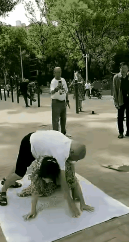 公园里，一个老大爷和一个大妈，这是玩的那一肆呀，这动作看着让人不可思议，这么大年