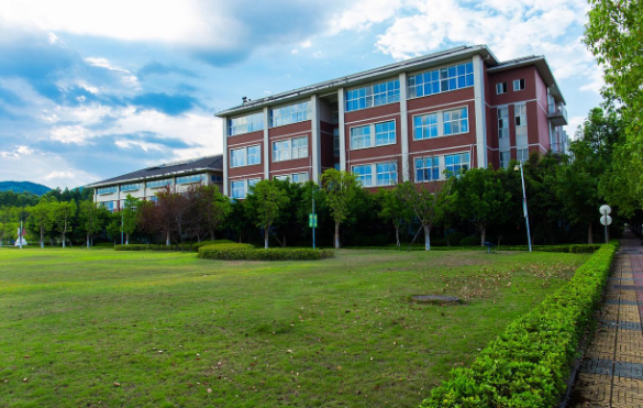 西北政法大学和华东交通大学
西北政法大学位于西安，它的亮点是：
1.被誉为政法人