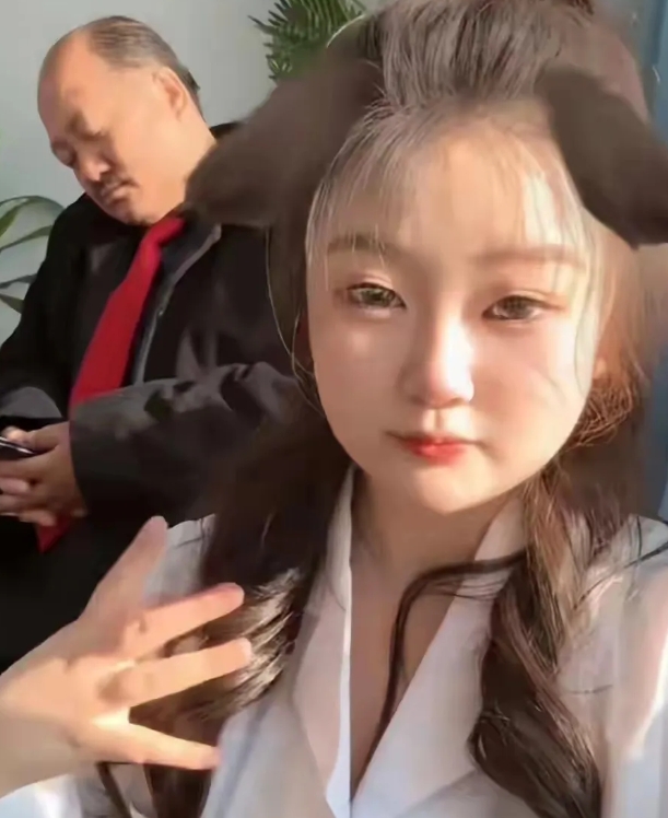 谢广坤每月给女儿5000元被女儿网暴了！说实话，对于普通人来说，每个月能够按时收