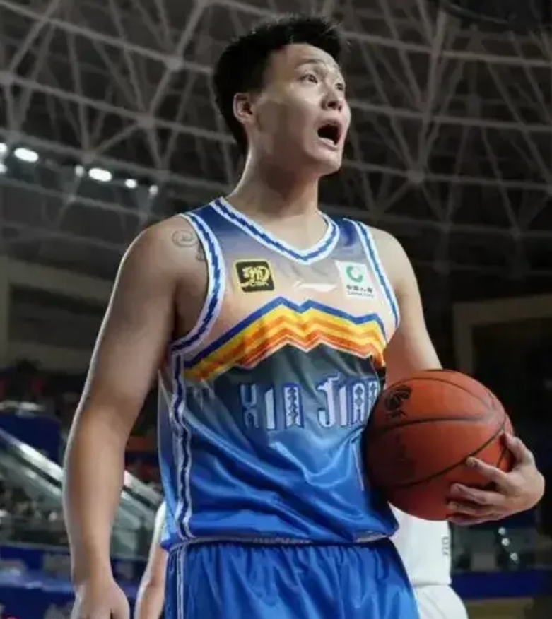 新疆男篮掉到联赛第五的根本问题:

1.球队国内第一分卫，赵睿啊，能力上名不副实
