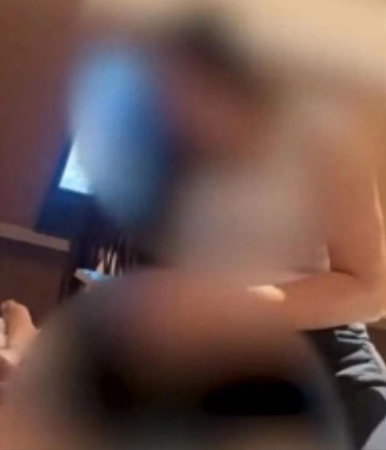 江苏苏州，一男子叫女技师上门服务，不料，快结束时，女技师突然趴在男子身上，触摸男