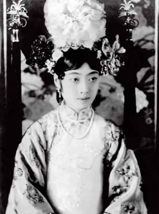 晚清时期，婉容洗澡时，命令刚来的太监孙耀庭伺候自己，谁知，孙耀庭刚解开她衣服，就