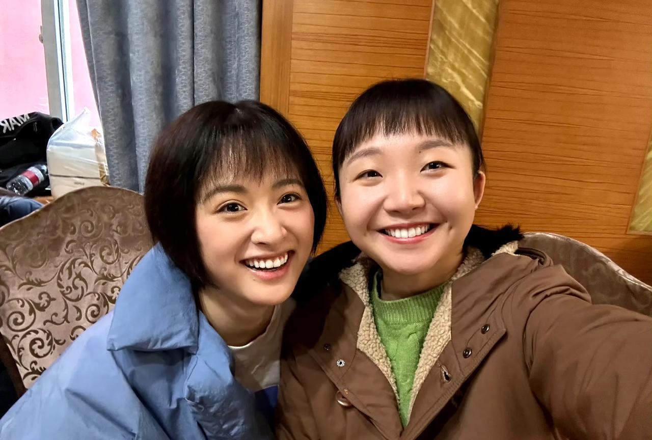 老六何家喜这是穿越时空了，居然和18岁的大姐何家丽合影了，剧中老六和大姐争来争去