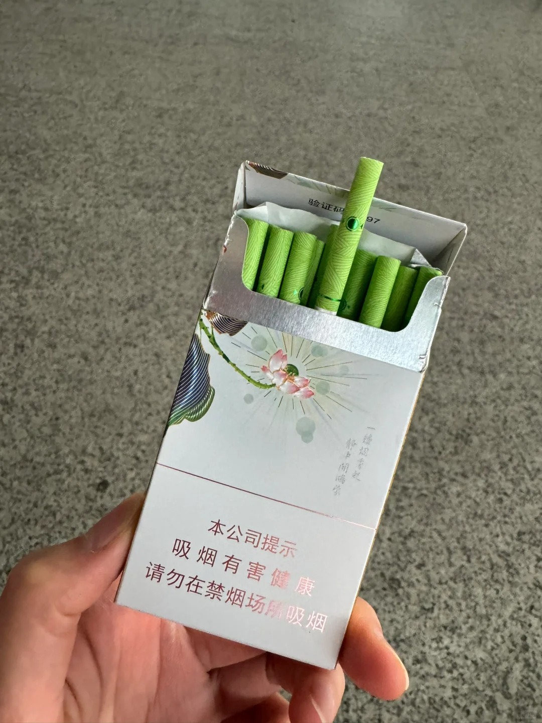 泰山茉莉
又又又发现了好抽的🚬
淡淡茉莉香入口尊嘟很特别！