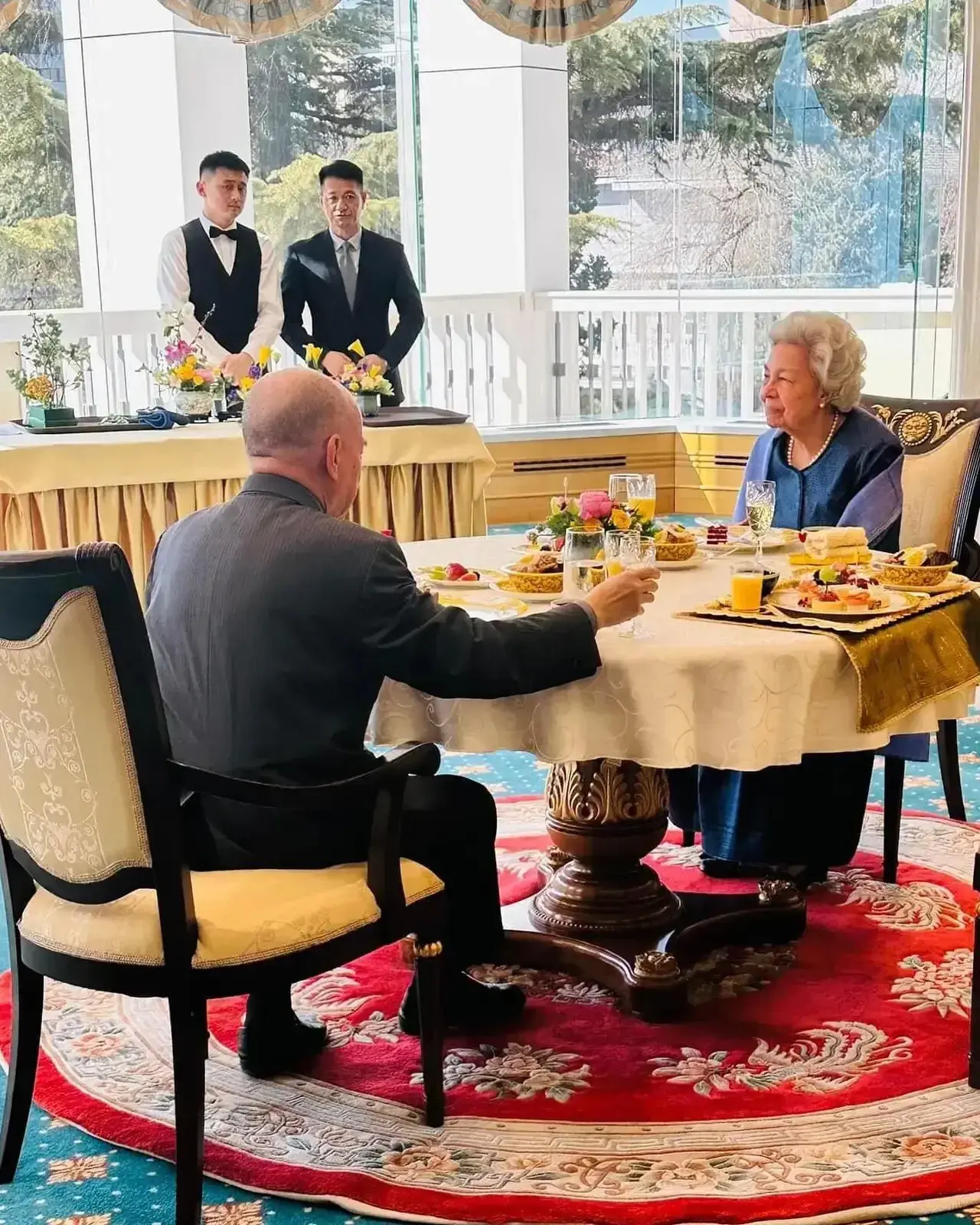 北京东交民巷，柬埔寨西哈莫尼陪母亲吃午饭。
