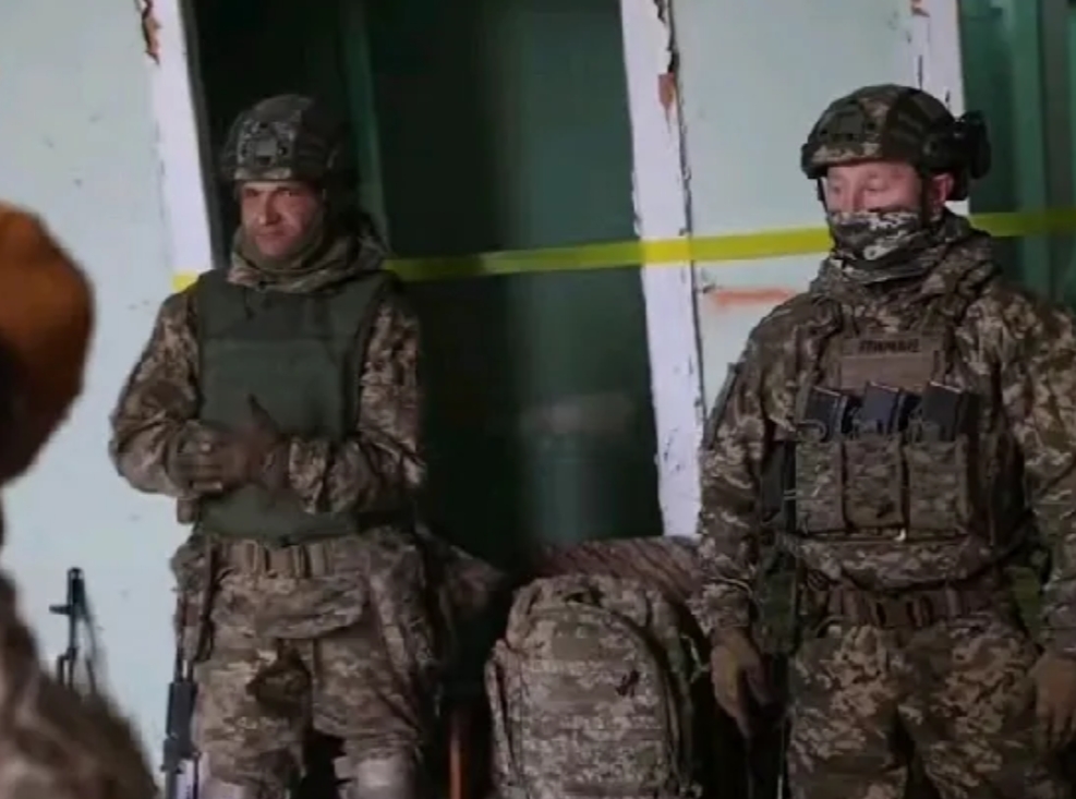 很多乌克兰士兵都穿上了防弹衣，这些防弹衣有的时候还是能够保住一条性命的，虽然穿上
