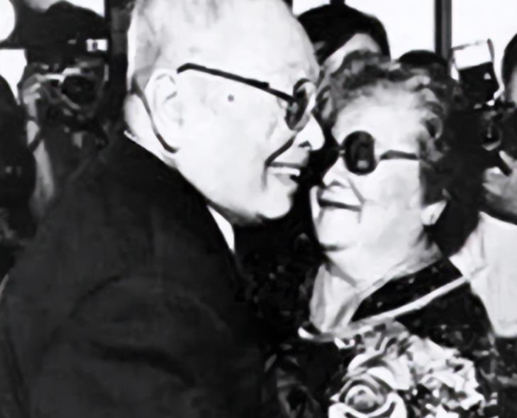 1989年叶飞将军访问菲律宾，接机的人络绎不绝，内心十分激动的他在看到一个女人之