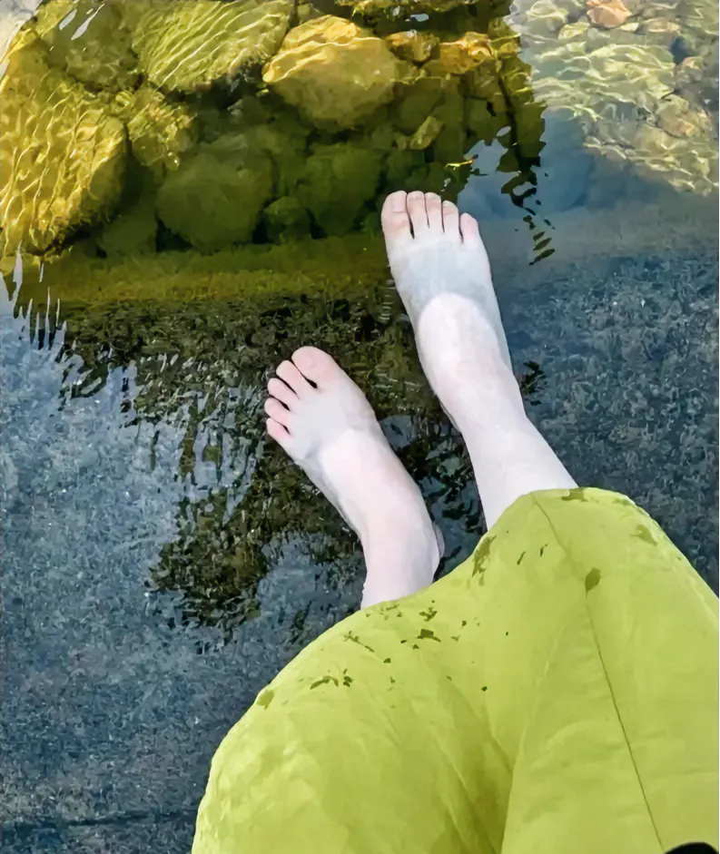 这个肤色绝对是非常的吸引人，在水里有一种浸润感。
但是我感觉这个脚丫子有点难看，