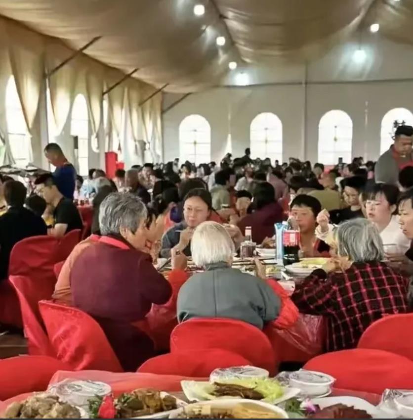 苏州吴江一女人在五星酒店为儿子举办婚礼，包了25桌，全款支付了189000 元。