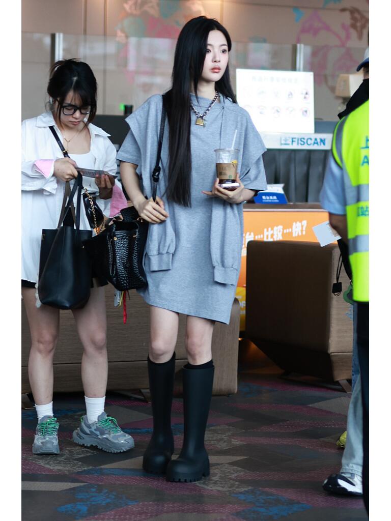 杨超越灰色短裙配靴子