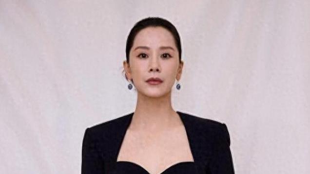 颁奖礼上曾志伟上手摸海清的脸 女方抱以微笑面对