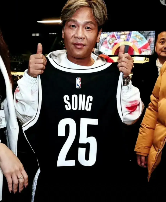 郭艾伦看到了吧！宋小宝做客nba，净说大实话，主持人周玲安提问：
周：最喜欢哪支