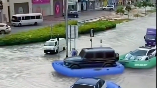 南阳暴雨洪水奇观，美少女花生地里游泳，豪车劳斯莱斯开上专属船