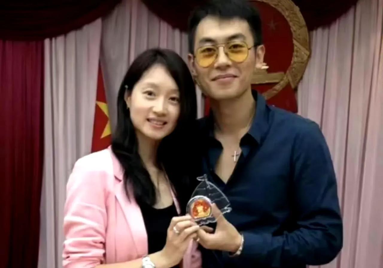 # 朱亚文晒婚戒：爱之坚守的无声告白
娱乐圈向来风云变幻，近日一则朱亚文“婚变”