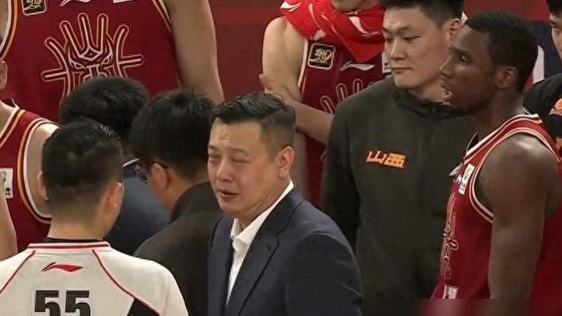 20分大逆转！CBA头号黑马倒下，末节狂丢39分，主帅同一错误犯2次