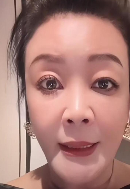 昨晚，张兰直播间突现惊悚一幕！镜头前的她眼神呆滞，仿佛定格，突然哑着嗓子喊出“好