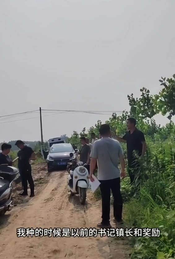 昨天，河南某地村民和基层政府工作人员激烈对峙的小视频，流传网络！

事情的起因是