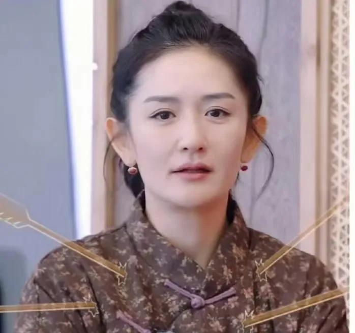 谢娜穿上了钟楚曦同款棉袄，感觉戏路一下就拓宽了，亚麻色是时尚又高级的，更能显现温