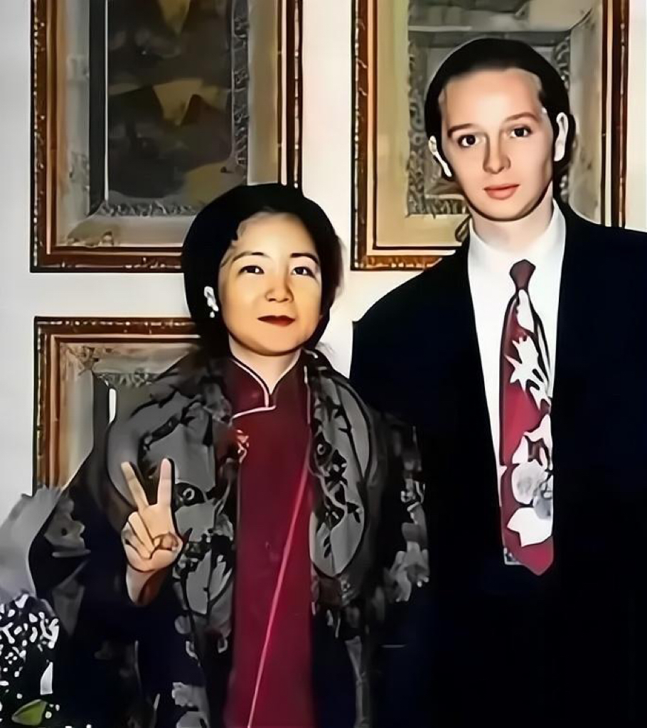 90年代，邓丽君和小15岁男友保罗的合影。镜头下的邓丽君气质端庄高雅，眼含笑意，