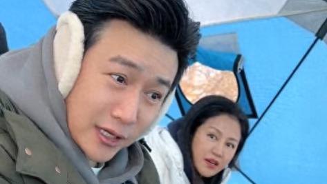 鲍蕾一家现身哈尔滨！陆毅体验冰钓超开心，一家人冰面上吃火锅！