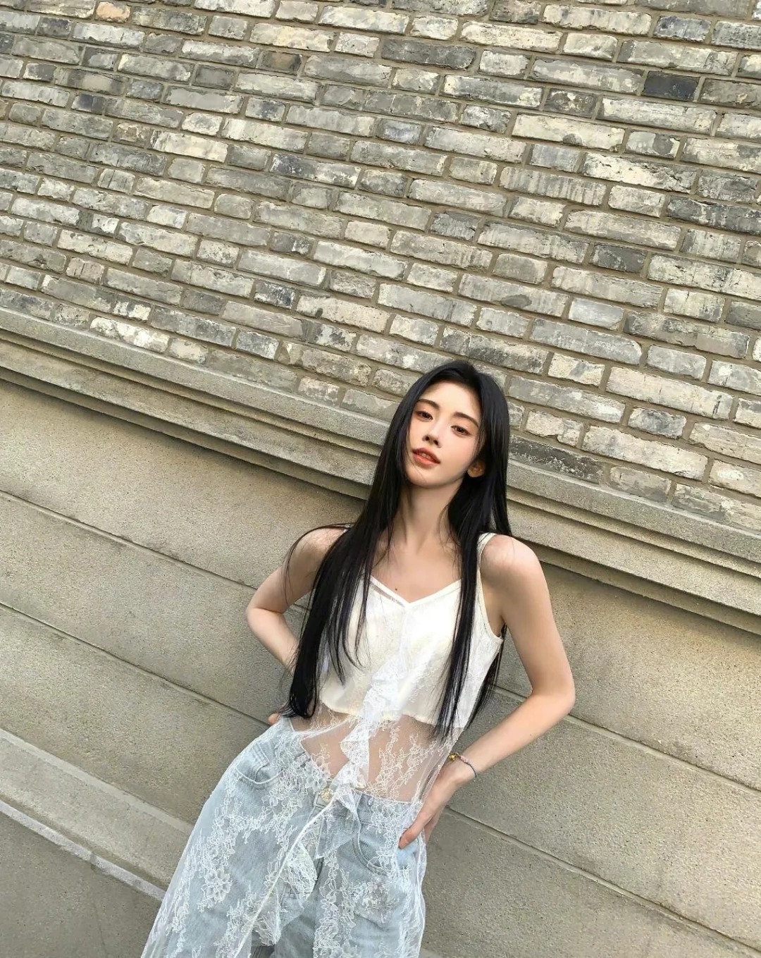 鞠婧祎真有你的！蕾丝吊带配牛仔裤很韩很时髦！