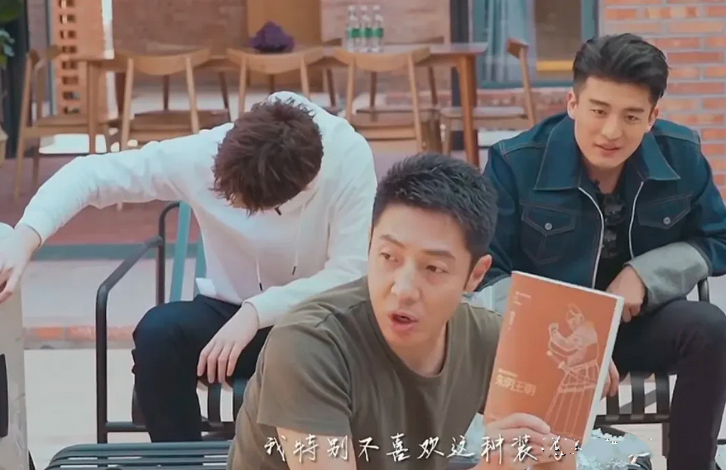 撒贝宁拿起一本书问：“这是谁带的？”尼格买提：“我。”撒贝宁不屑地说：“我特别不