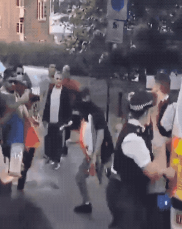 英国白人的末日来了：外来移民群殴本土白人，白人警察也保不了！也许这就是英国200