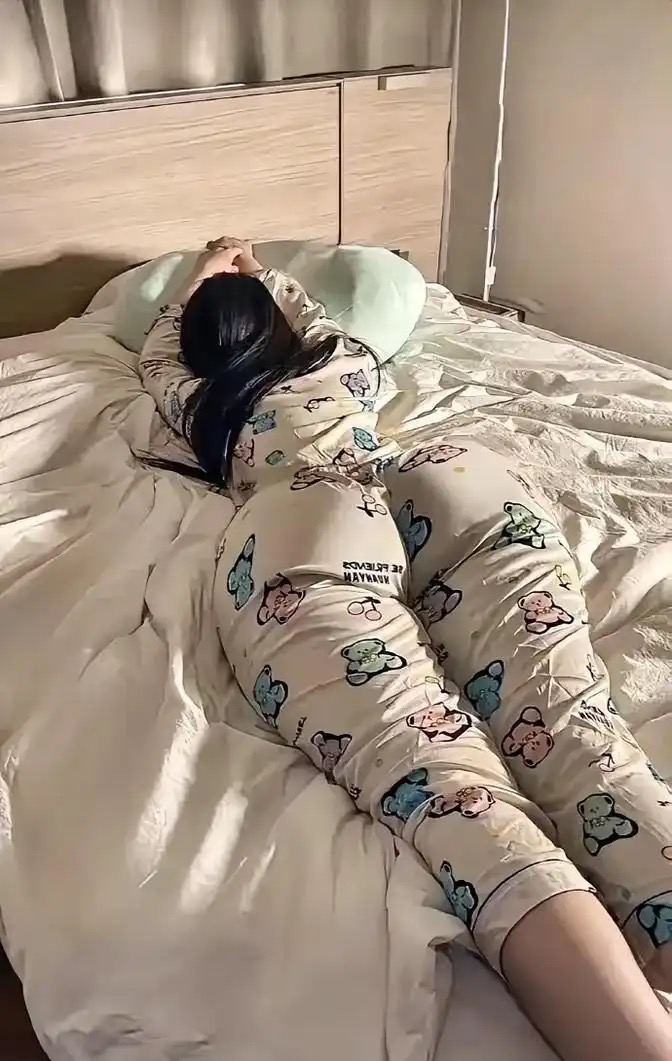 女朋友闺蜜醉倒在我床上，怎样才能把她弄下去