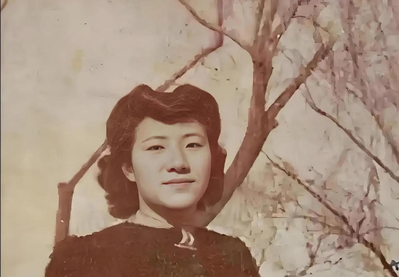 1934年，新婚第1天，作家苏青就撞见丈夫与表嫂在一起调 情。她隐忍不发，接连生